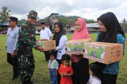 Kasdim 1420/Sidrap Salurkan Bantuan Pokok ke Warga di Lokasi TMMD ke-118