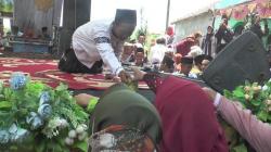 Ribuan Jamaah Berebut  Air Sumber Makam Ki Ageng Tirto Yang Sudah Diberi Doa