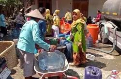 Dampak Kemarau, Warga Desa Harjowinangun Godong Bersyukur Dibantu Air Bersih