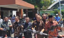 Ketika Kajari Roy Revalino Bersama Forkopimda Sidoarjo Angkat Senjata Api hingga Bakar Rokok Ilegal