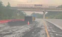 Ban Belakang Pecah, Truk Angkut Batu Bara Terguling di Tol Balikpapan-Samarinda