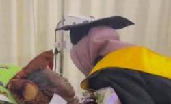 Kisah Sedih Mahasiswi Wisuda di Hari Meninggalnya Sang Ayah, Video Bikin Mewek