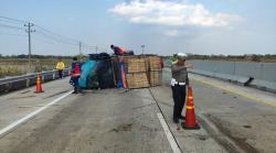 Pickup Pengangkut Ayam Lakalantas di Tol Pejagan KM 254A, Diduga Akibat Asap Tebal Semak Terbakar