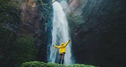 Viral! View Langsung Air Terjun Diselimuti Kabut, Kampung Unik di Bawah Kaki Gunung Semeru