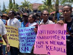 Pasca Pengumuman Pengangkatan CPNS di Yapen, Ratusan Honorer Demo di Gedung DPRD