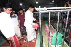 Anies Baswedan Ziarah ke Makam Sayyid Ali Asghor Basyaiban di Ponpes Ndresmo