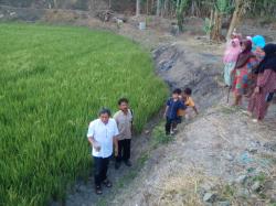 Sawah Petani Kuningan Terancam Kekeringan, Rokhmat Ardiyan Turun Tangan Bantu Mesin Pompa