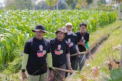 Petebu Ganjar Bakti Sosial Bareng Warga untuk Normalisasi Saluruan Irigasi Sawah di Nganjuk