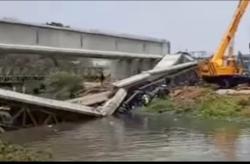 Konstruksi Jembatan di Kawasan Jababeka Roboh, 2 Pekerja Dilarikan ke Rumah Sakit