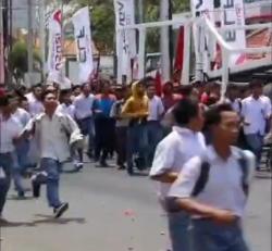 Meresahkan ! Puluhan Pelajar SMK di Cirebon Terlibat Tawuran di Tuparev, Sejumlah Kendaraan Rusak