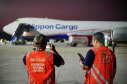 Persiapan MotoGP 2023! 98 Ton Logistik dari Jepang Tiba di Bandara International Lombok