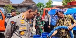 Dampak Kekeringan, Bid Humas Polda Jateng Salurkan 20 Ribu Liter Air Bersih Untuk Warga Demak