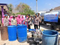 Droping Air Bersih Polres Tuban Menjadi Oase Warga Dusun Randu Banjar