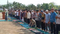 Minta Turun Hujan, Bupati Algafry Bersama Masyarakat Kota Koba Lakukan Shalat Istisqa