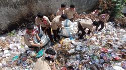 Kompak, Siswa SMAN 1 Sigaluh Bongkar TPS Samping Sekolah