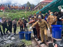 Puncak Jaya Musnahkan Ratusan Minuman Keras Hasil Razia dan Penyitaan