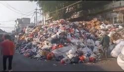 Warga Keluhkan Bau Busuk dari Tumpukan Sampah Setinggi 4 Meter di Pasar Kosambi Bandung
