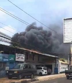 Pembakaran Ban Bekas Sambar Bengkel Alat Berat di Kota Serang