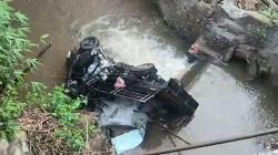 Pikap Pengangkut Sayur Terjun Bebas Ke Sungai di Pagaralam