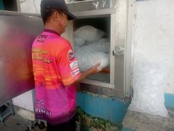 Cuaca Panas, Penjualan Es Batu Kristal di Kota Probolinggo Melonjak 30 Persen