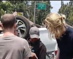 Mobil Berpenumpang 3 WNA  Asal Belgia Terguling di Jalur Pantura Situbondo