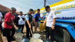 Camat dan Samsat Cianjur Salurkan Air Bersih Bagi Warga Cibeber Terdampak Kekeringan