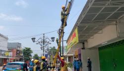 PLN Ponorogo Rapikan Jaringan Kabel Listrik dan Internet, Ini Tujuannya
