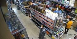 Viral! Aksi Pria di Balikpapan Terekam CCTV Mencuri Bor Listrik