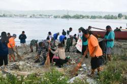 Prajurit TNI dan Warga Gelar Aksi Bersih Pantai dan Sungai di Ambon