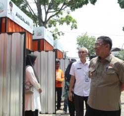 Asrul Sani Bagikan Bantuan Booth Pemprov Sulsel