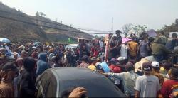 Demo Ribuan Warga Desak Tutup Stockpile Batubara Macetkan Jalan Bojonegara-Cilegon