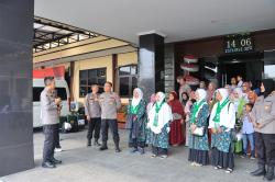 Polres Tasikmalaya Kota Berangkatkan 4 Pemenang Umroh Pameran UMKM Kebangsaan se-Priangan Timur