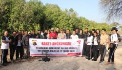 Humas Polda NTT dan Wartawan Tanam 100 Pohon Mangrove