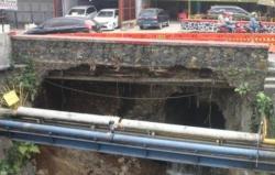 Jembatan Cibalok Longsor 8 Meter, Akses Menuju Puncak dan Sukabumi Ditutup