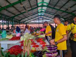 Tumbuhkan Perekonomian Masyarakat, Kapolres Kaimana Ajak Warga Cintai & Beli Produk Lokal Mama Papua