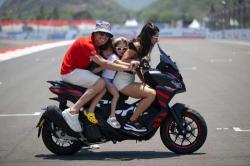 Aleix Espargaro Bikin Gimmick Foto The Power of Emak-Emak di Sirkuit Internasional Mandalika, Viral!