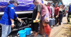 Demokrat Jabar Bantu Warga Terimbas Kekeringan dengan Distribusikan Air Bersih