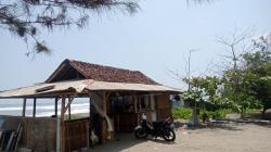 Sepi Pengunjung, Pedagang di Pantai Sereg Cianjur Menjerit