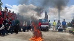 Bakar Getah Pinus di Kantor Kejari Mamasa, Massa Aksi: Tidak Dibeli, Kami Kerja Apa?