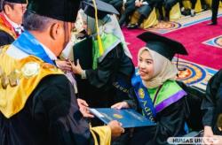 Kisah Khoirotul Ula, Wisuda Terbaik UNESA, Patah Tulang Jelang Yudisium dan Pernah Merasa Malu