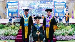 Inspiratif ! Mahasiswi S2 Ini Wisuda Pakai Kursi Roda, Jadi Lulusan Terbaik UNESA IPK Sempurna