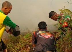 Hutan dan Lahan Kebun Warga Terbakar, Babinsa Kodim 0432 Basel Bantu Warga Padamkan Api