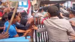 Ricuh, Massa Demo Tuntut Kepemilikan Tanah di Pandeglang Jebol Gerbang Kantor Kecamatan