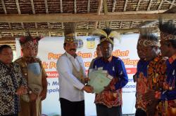 Serahkan Sertifikat Tanah Ulayat di Papua, Menteri ATR: Dapat Disewakan atas Izin Kepala Adat