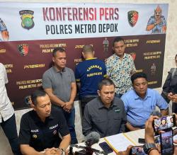 Pelaku Cekik Tetangga Hingga Tewas Dihadirkan Dalam Jumpa Pers di Mapolres Metro Depok