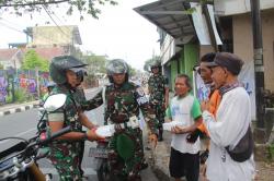 Program Jumat Berkah Kodim 0612 Tasikmalaya, Bagikan Nasi Kotak pada Warga di Sekitar Makodim