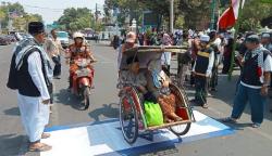 Aksi Bela Palestina di Cirebon, Peserta Aksi Bentangkan Bendera Israel di Jalan Raya