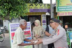 Jumat Berkah, Polres Nganjuk Berbagi Sarapan untuk Tukang Becak dan Pedagang Asongan