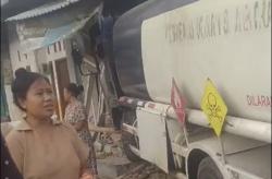 Truk Tangki Milik Pertamina Sruduk Dua Bangunan dan Mobil di Jember