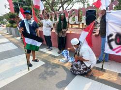 FKUI Grobogan Bakar Bendera Israel Saat Aksi Peduli Palestina di Simpang Lima